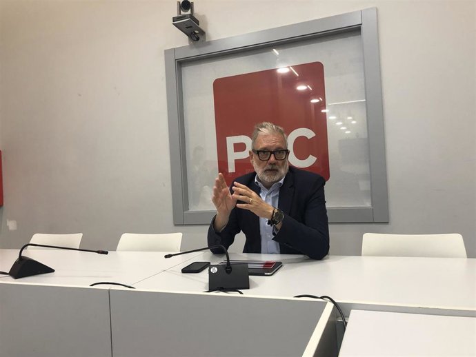 El candidato del PSC-Units a la alcaldía de Lleida, Flix Larrosa, en un contacto informativo con periodistas en la sede del PSC en Barcelona.