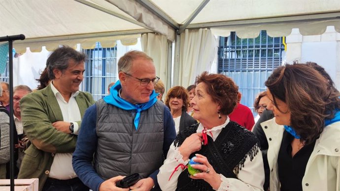 El candidato del PP a la presidencia del Principado, Diego Canga, en la fiesta de los 'Güevos Pintos' en Pola de Siero.