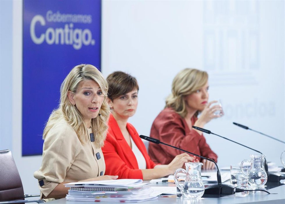 (I-D) La vicepresidenta segunda y ministra de Empleo, Yolanda Díaz; la ministra de Política Territorial y portavoz del Gobierno, Isabel Rodríguez, y la ministra de Educación y Formación Profesional, Pilar Alegría, durante una rueda de prensa tras el Con