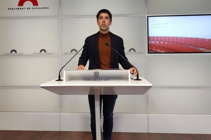 El portavoz de los comuns en el Parlament, David Cid, en rueda de prensa en la Cámara catalana