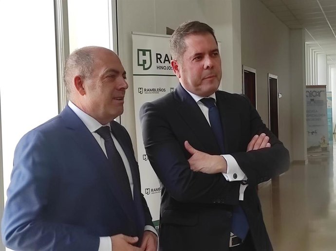 Cuerva (dcha.), con el presidente de ATA, Lorenzo Amor, en la sede de CECO.