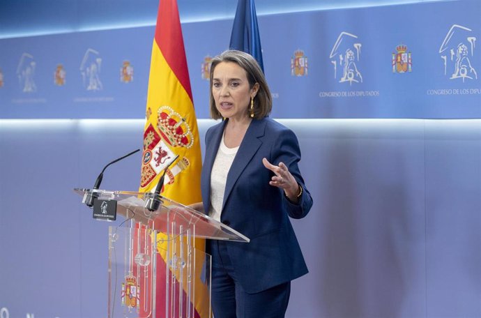 La portavoz del PP en el Congreso, Cuca Gamarra, durante una rueda de prensa posterior a la reunión de la Junta de Portavoces, en el Congreso de los Diputados, a 11 de abril de 2023, en Madrid (España).