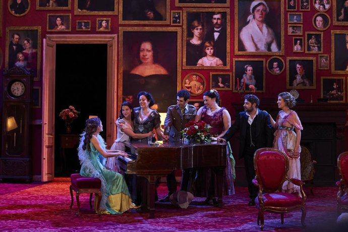 Escena del montaje 'El temps i els Conway' dirigido por ngel Llcer