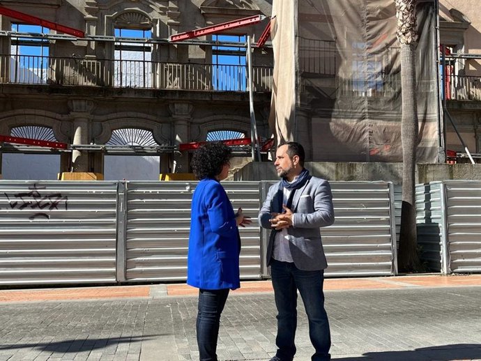 La presidenta del grupo parlamentario de Adelante Andalucía, Maribel Mora, junto al candidato de la formacion a la Alcaldía de Huelva, Jesús Amador.