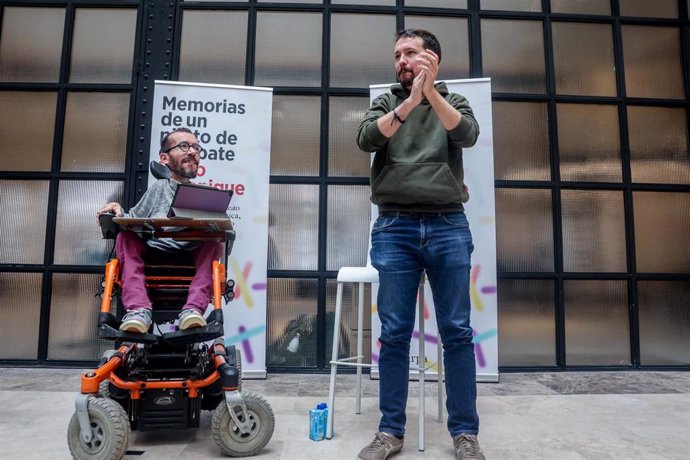 Archivo - El portavoz de Unidas Podemos en el Congreso, Pablo Echenique (i), y el exvicepresidente Pablo Iglesias (d) en la presentación del libro de Echenique, Memorias de un piloto de combate, en el Espacio Larra, a 5 de marzo de 2023, en Madrid (Es