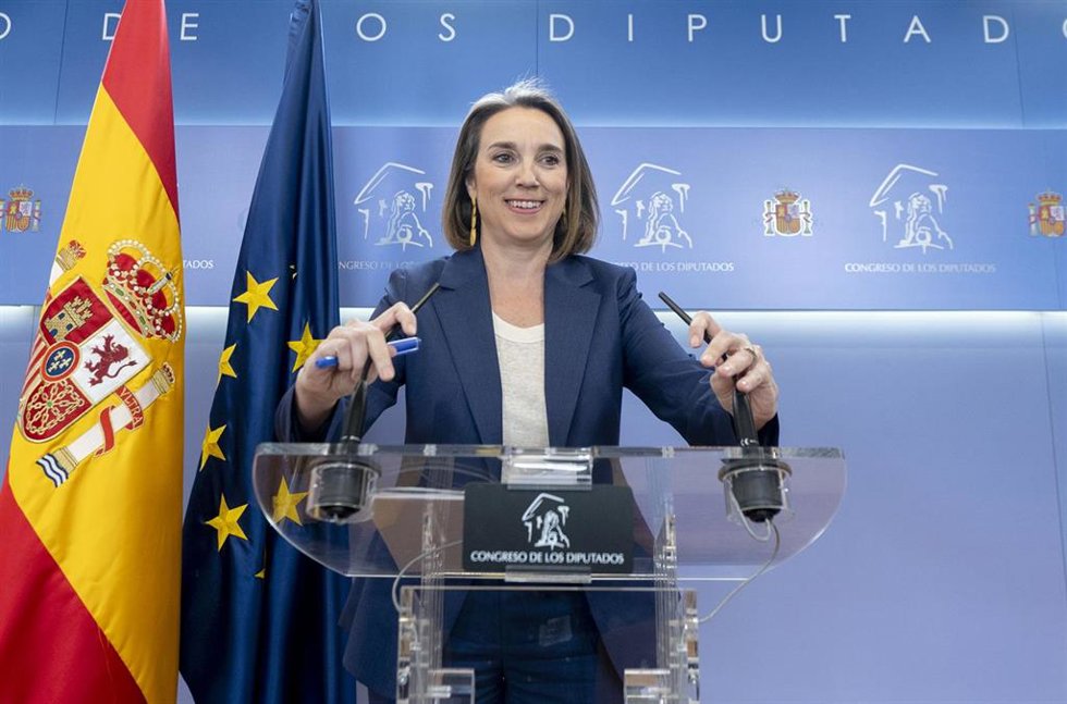 La portavoz del PP en el Congreso, Cuca Gamarra, durante una rueda de prensa posterior a la reunión de la Junta de Portavoces, en el Congreso de los Diputados, a 11 de abril de 2023, en Madrid (España).