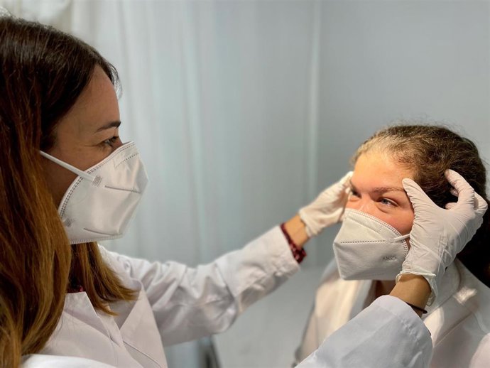 La dermatóloga Araceli Corrales revisa a una paciente en su consulta.