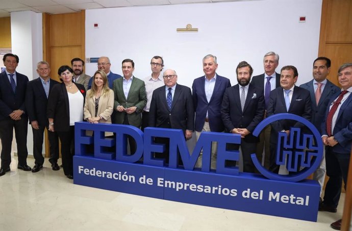 El candidato del PP a la Alcaldía de Sevilla, José Luis Sanz, con representantes de Fedeme.