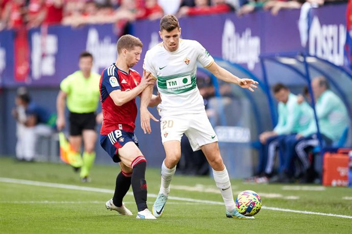 Gerard Gumbau y Darko Brasanac en el Osasuna-Elche de la pasada jornada en LaLiga Santander