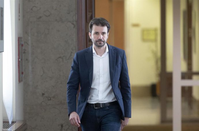 El coordinador autonómico de Podemos Murcia, Javier Sánchez Serna, a su llegada a una reunión de la Mesa del Congreso, en el Congreso de los Diputados, a 11 de abril de 2023, en Madrid (España).