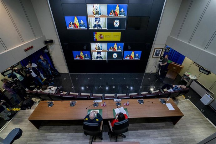 La ministra de Defensa, Margarita Robles, y el jefe de Estado Mayor de la Defensa, Teodoro López Calderón, mantienen un encuentro, por videoconferencia, con el contingente español en Líbano, a 11 de abril de 2023, en Madrid (España). El contingente espa