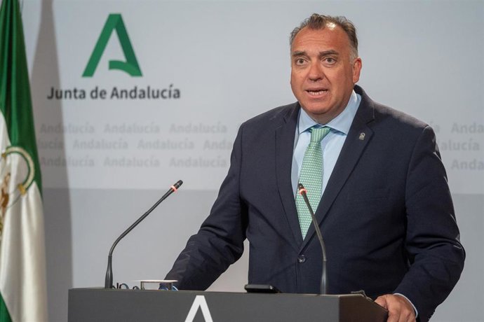 El consejero de Turismo, Arturo Bernal, este martes en la rueda de prensa del Consejo de Gobierno. 