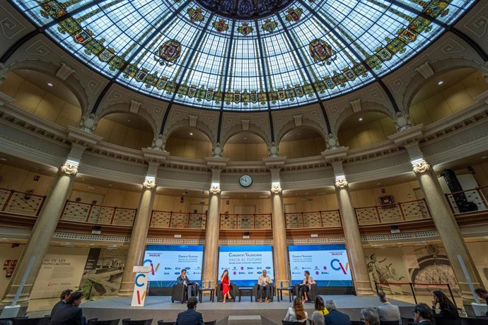 Archivo - (I-D) El director de Responsabilidad Social de Caixa Popular, Paco Alós; la directora de Relaciones Externas y RSC, Irene Moreno; el director de Sostenibilidad de Global Omnium, Juan Luis Pozo, y la moderadora Silvia Zarza, durante la apertura