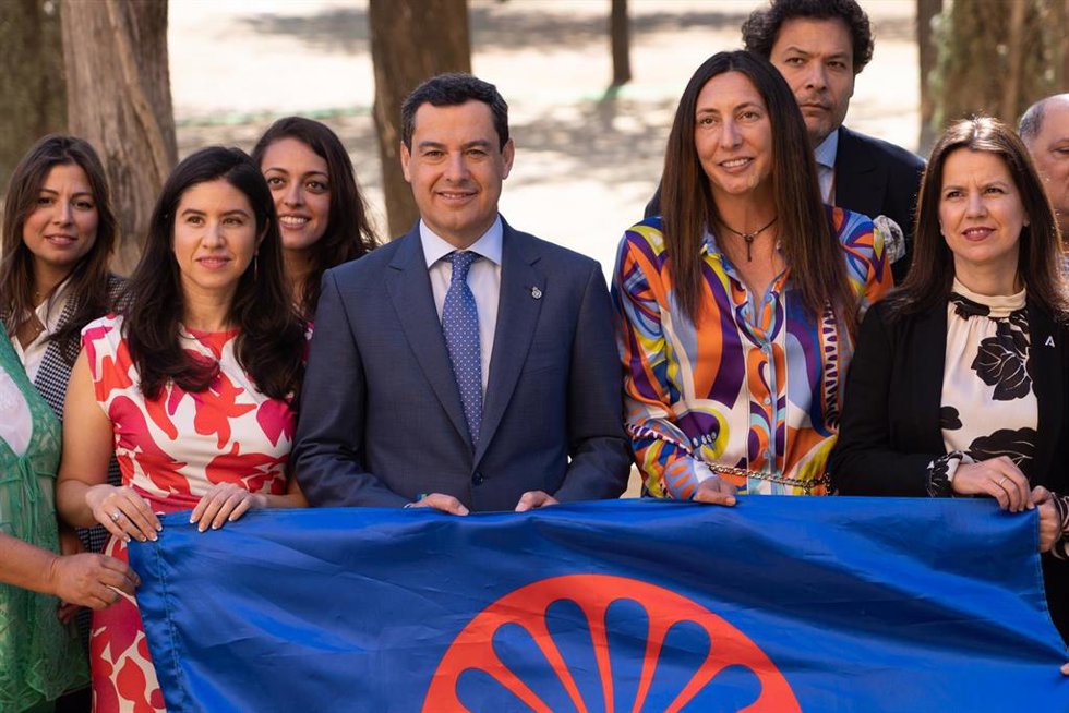 El presidente de la Junta de Andalucía, Juanma Moreno, (4d) y la consejera de Integración Social, Juventud e Igualdad de oportunidades de la Junta de Andalucía, Loles López,(2d)  y representantes del pueblo Gitano portan la bandera del Pueblo Gitano, a 