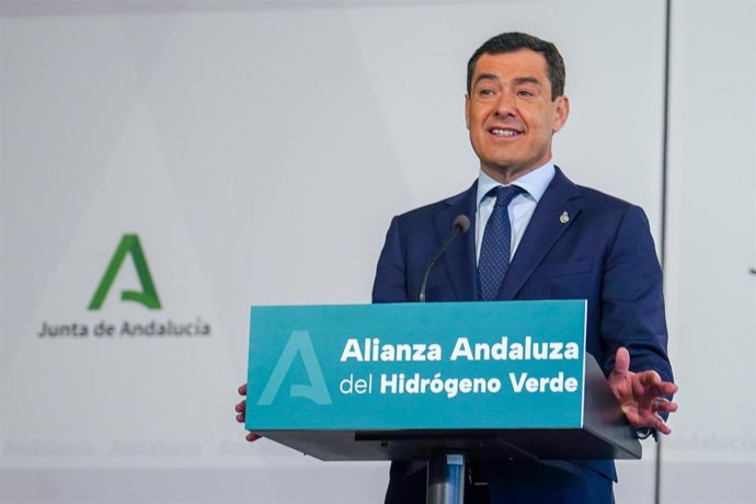 El presidente de la Junta, Juanma Moreno, se dirige al publico asistente en el acto de constitución de la Alianza Andaluza del Hidrógeno Verde a 29 de marzo del 2023 en Sevilla (Andalucía).