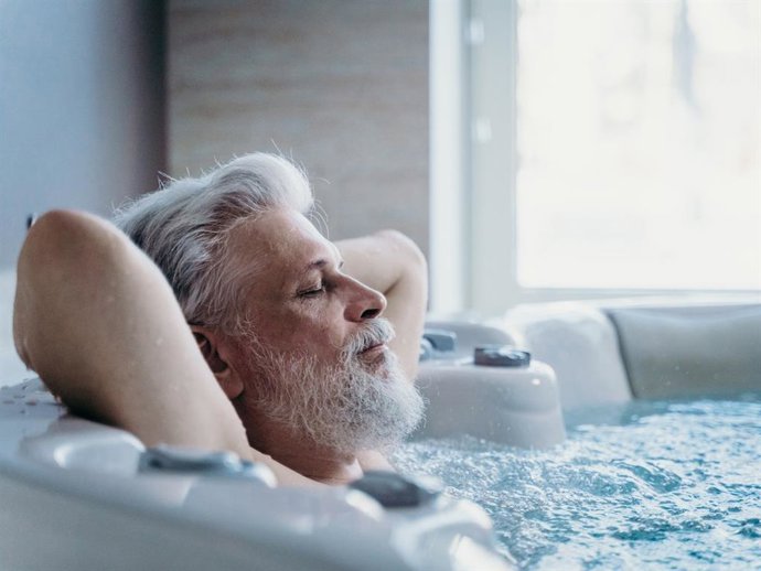 Persona disfrutando de un jacuzzi