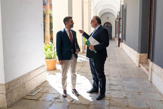 El consejero de Sostenibilidad y portavoz del Gobierno, Ramón Fernández Pacheco, y el consejero de Turismo, Arturo Bernal, este martes antes del inicio de la rueda de prensa del Consejo de Gobierno. 