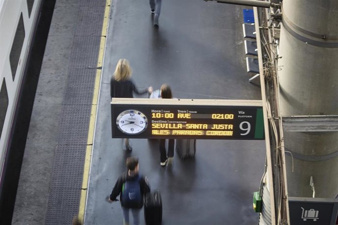 Varias personas en un andén del tren de cercanías en la estación de Almudena Grandes-Atocha Cercanías