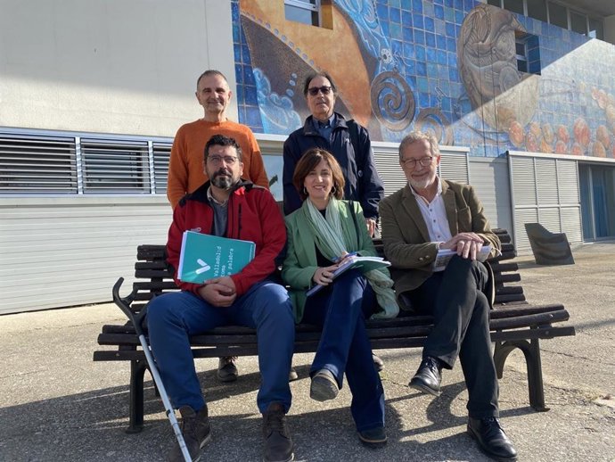 Representantes de la candidatura de VTLP, con su candidata a la Alcaldía abajo en el medio, María Sánchez, ante la sede de Cearcal en Valladolid.