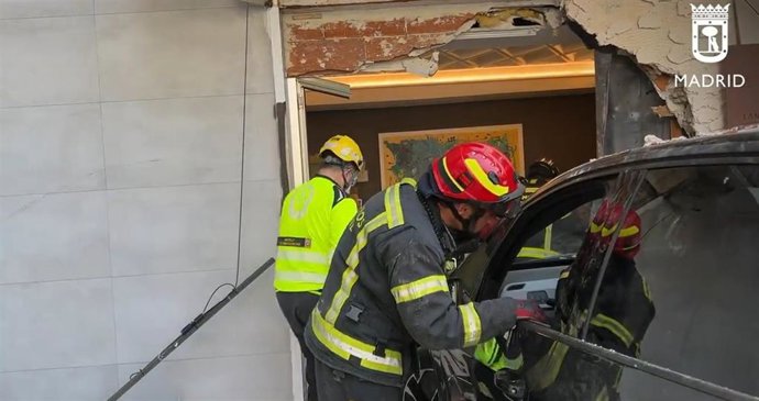 Bomberos intervienen en el lugar del accidente.