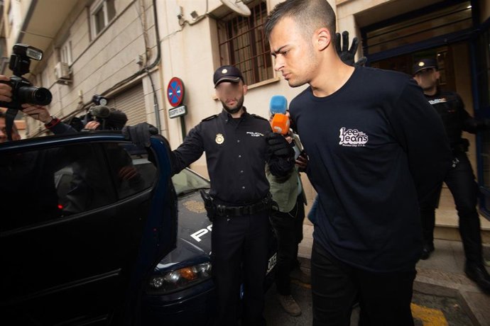 11-04-2023. Murcia. Comisaria .Salida De Detenido Por El Asesinato Del Armero Del Club De Tiro En Barcelona Y Posterior Secuestro De Dos Mujeres Hasta Murcia .