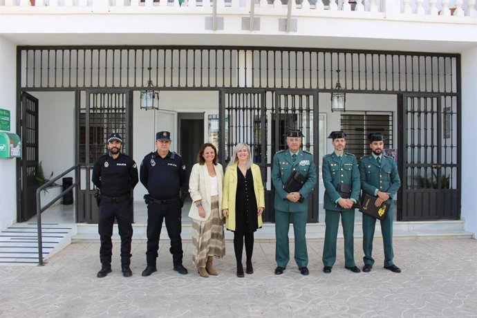 Agentes de la Policía Local con la alcaldesa en la reciente junta local de seguridad