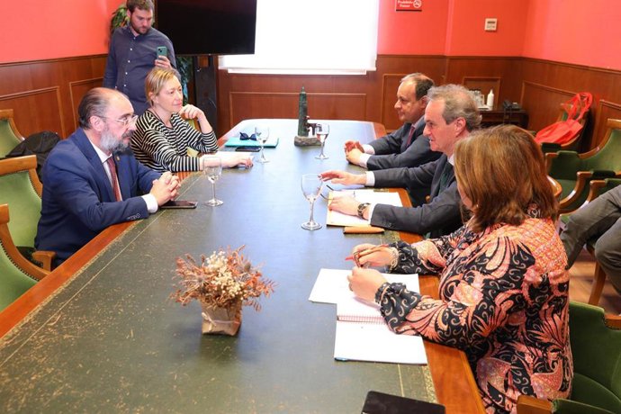 El presidente de Aragón, Javier Lambán, visita la Cámara de Comercio de Zaragoza, donde se reúne con su presidente, Jorge Villarroya, el director general, José Miguel Sánchez.