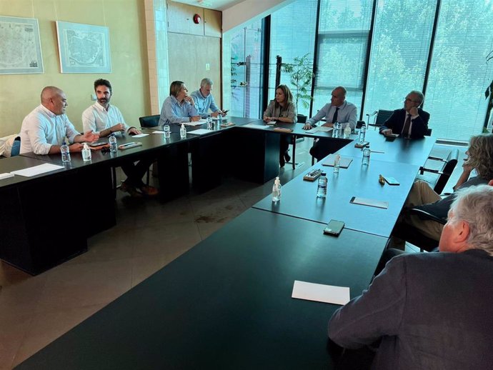 El alcalde y candidato del PSOE a la Alcaldía de Sevilla, Antonio Muñoz, reunido con la Junta de Gobierno del Colegio Oficial de Arquitectos de Sevilla.