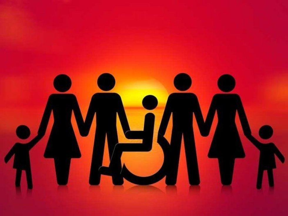 Imagen con siluetas de hombres, mujeres y niños cogidos de la mano.
