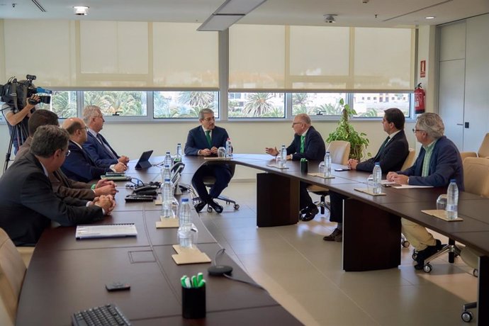 Román Rodríguez en un encuentro con representantes de Binter