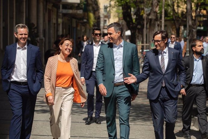 El ministro José Manuel Miñones, la alcaldable del PSC por Girona Sílvia Paneque, el presidente Pedro Sánchez y el líder del PSC Salvador Illa, en Girona.