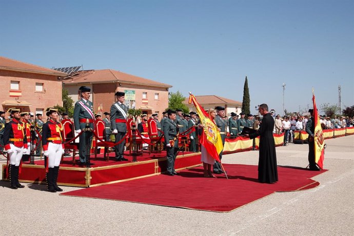La alcaldesa de Baeza hace entrega de la nueva bandera nacional a la Academia de la Guardia Civil