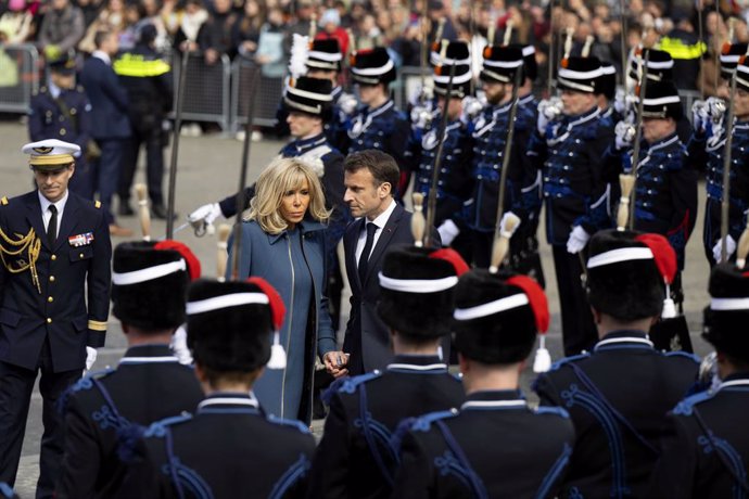 11 April 2023, Netherlands, Amsterdam: French President Emmanuel Macron (R) and his wife Brigitte Macron lay a wreath at the national monument on Dam Square in the presence of Prime Minister Rutte and Mayor Halsema as part of a state visit to the Nether