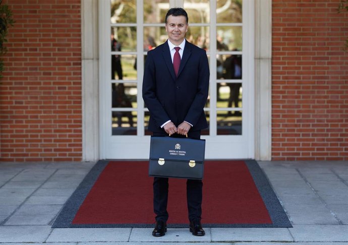 El nuevo ministro de Industria, Comercio y Turismo, Héctor Gómez, posa a su llegada a la reunión del Consejo de Ministros, en el Palacio de La Moncloa, a 28 de marzo de 2023, en Madrid (España). 