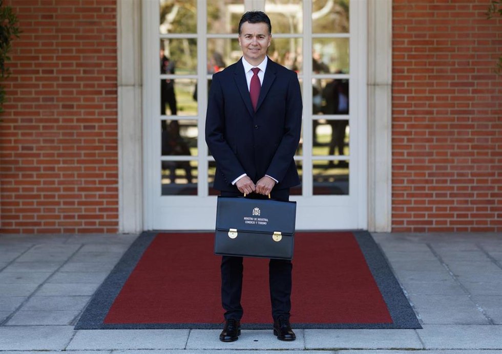 El nuevo ministro de Industria, Comercio y Turismo, Héctor Gómez, posa a su llegada a la reunión del Consejo de Ministros, en el Palacio de La Moncloa, a 28 de marzo de 2023, en Madrid (España). 