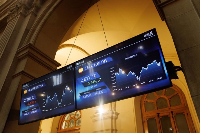 Dos paneles del IBEX 35 en el Palacio de la Bolsa de Madrid, a 11 de abril de 2023, en Madrid (España). El Ibex 35 ha iniciado la sesión de hoy con una subida del 0,51%, hasta los 9.359 puntos, tras el parón de Semana Santa, en una jornada en la que los