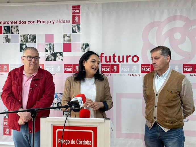 Crespín (centro) interviene, junto a Aguilera (dcha.), en la sede del PSOE de Priego.
