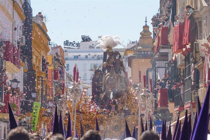 El Cristo de las Tres Caídas en la calle Pureza para entrar en  la Capilla de los Marineros, a 7 de abril de 2023, en Sevilla, (Andalucía, España).