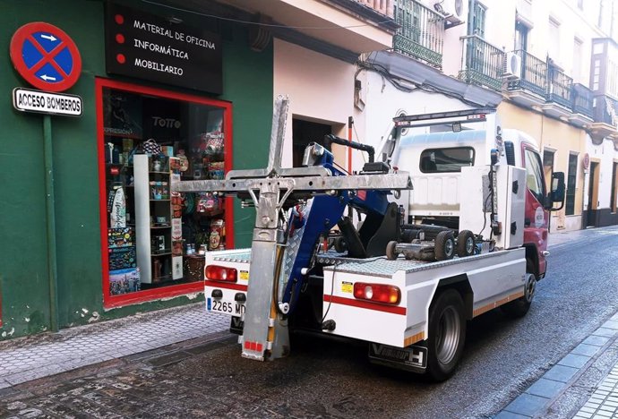 Un vehículo del servicio de grúa municipal a su paso por la calle San Miguel.