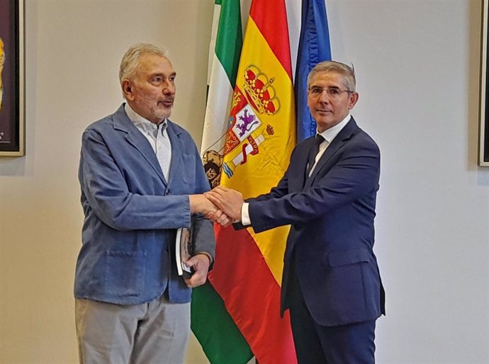El presidente de Asaja Córdoba, Ignacio Fernández de Mesa (izda.), y el CEO del Palacio de Congresos, Juan Salado, tras la firma del acuerdo.