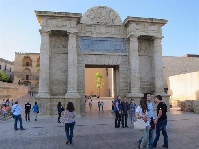 Archivo - Turistas ante la Puerta del Puente.