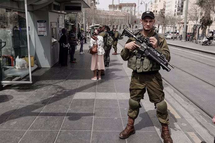 Archivo - April 3, 2022, Jerusalem, Israel: IDF soldiers patrol the streets at the Shuk Mahane Yehuda Market reinforcing the Israel Police in crowded urban settings during the Muslim month of Ramadan. In just the past two weeks a spike in Arab terror at