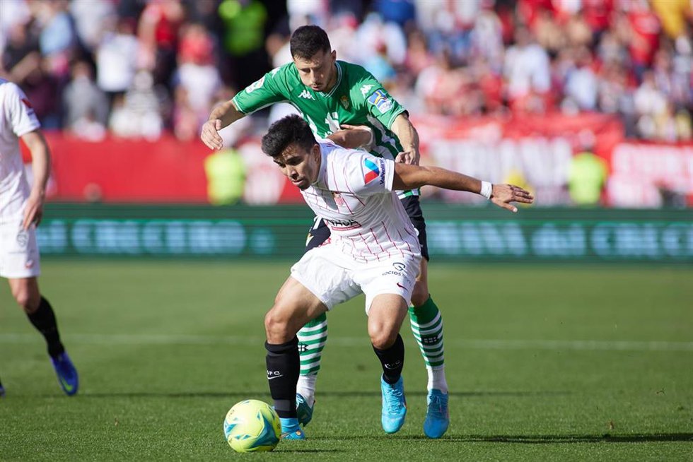 Archivo - Guido Rodríguez y Marcos Acuña pelean por un balón en un derbi Sevilla-Betis