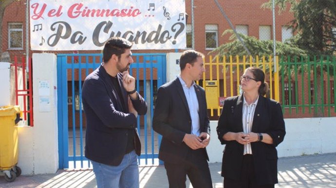 El candidato a la Presidencia de la Comunidad del PSOE, Juan Lobato, visita Móstoles con la alcaldesa, Noelia Posse