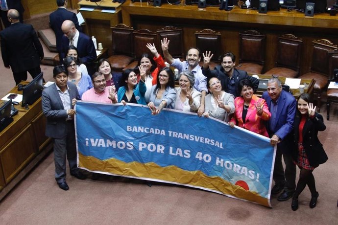 Congresistas de Chile en favor de la reducción de la jornada laboral a las 40 horas semanales