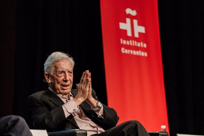 El escritor Mario Vargas Llosa participa en el ciclo 'El fuego de la imaginación', en el Instituto Cervantes