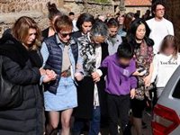 La viuda y los hijos de Fernando Sánchez Dragó, abatidos en el entierro del escritor