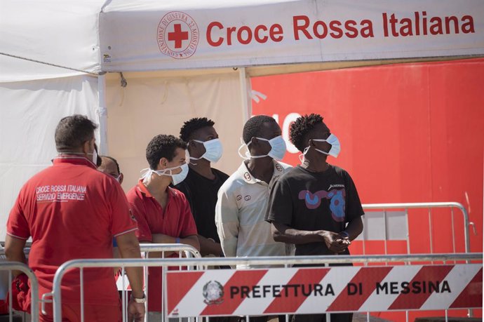 Archivo - 27 August 2022, Italy, Messina: Migrants wait for others to disembark from the new rescue vessel of the Spanish NGO, Open Arms Uno at the Sicilian port of Messina. Photo: Valeria Ferraro/SOPA Images via ZUMA Press Wire/dpa