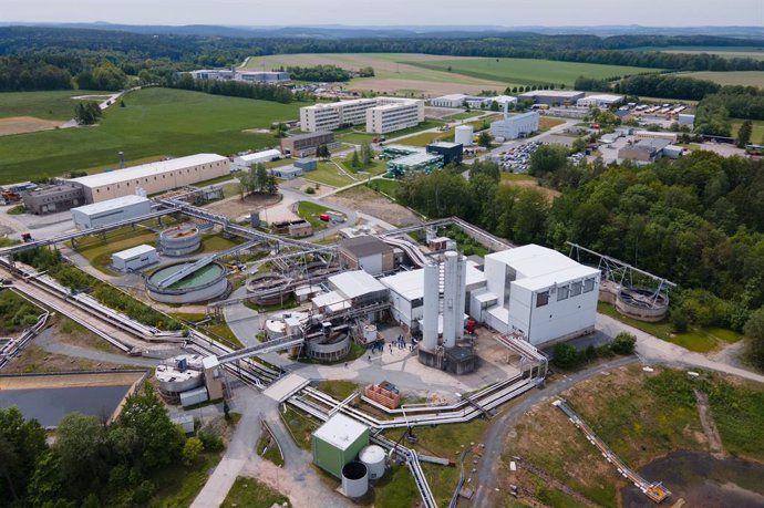 Archivo - 01 June 2021, Saxony, Koenigstein: A general view of two uranium silos on the premises of Wismut GmbH. Uranium production in Germany is finally history as on Tuesday afternoon, the last transport was to leave the premises of the federally owne