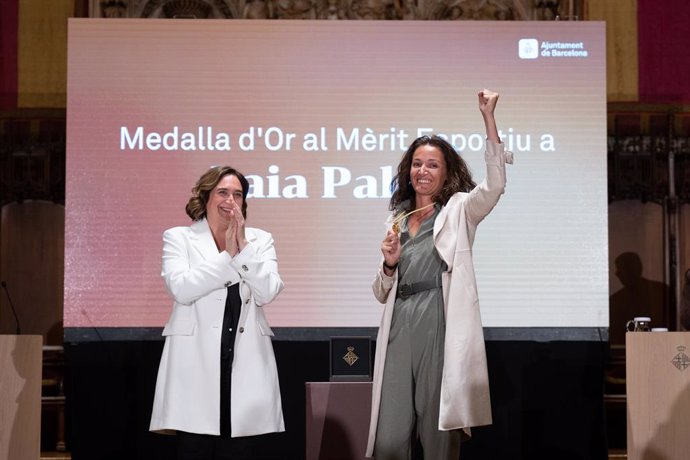 L'alcaldessa de Barcelona, Ada Colau, lliura la Medalla d'Or al Mrit Esportiu a la jugadora de bsquet Laia Palau.